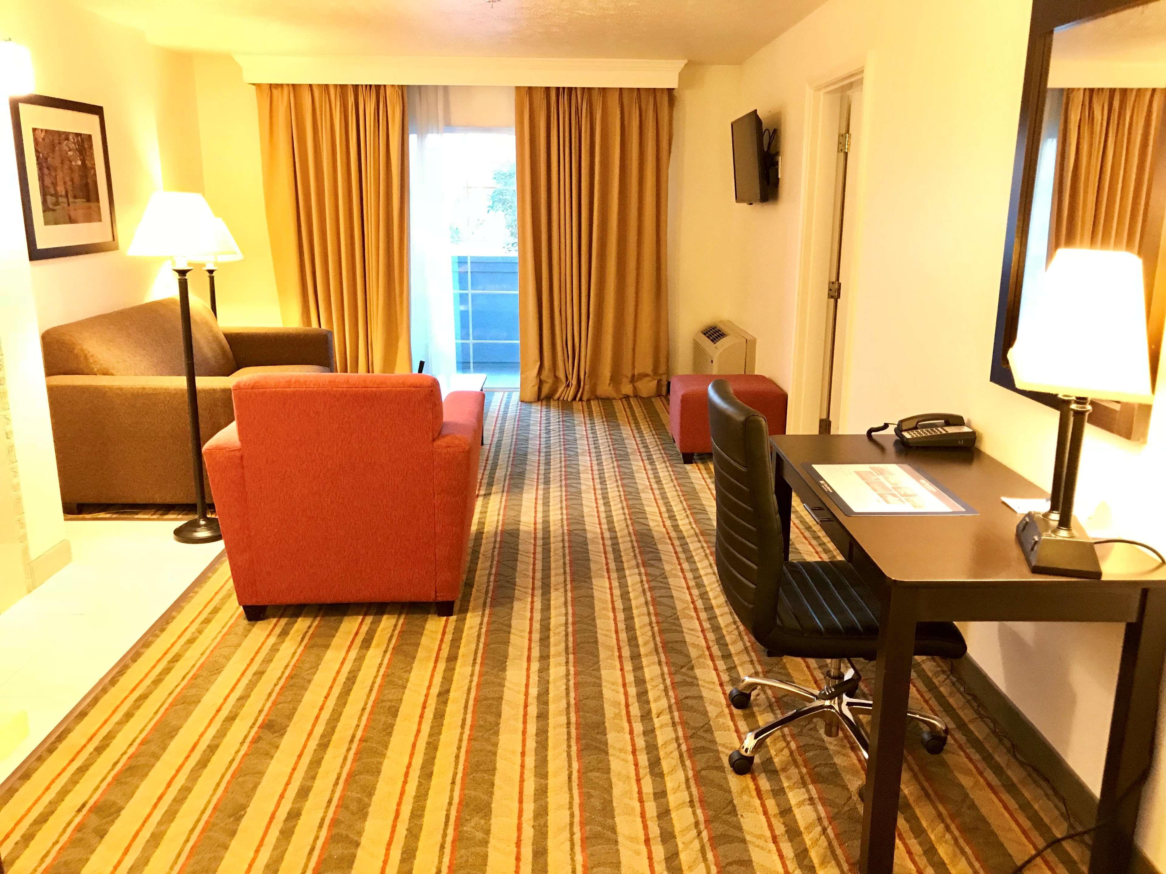 Best Western Plus Moose Jaw Exterior photo