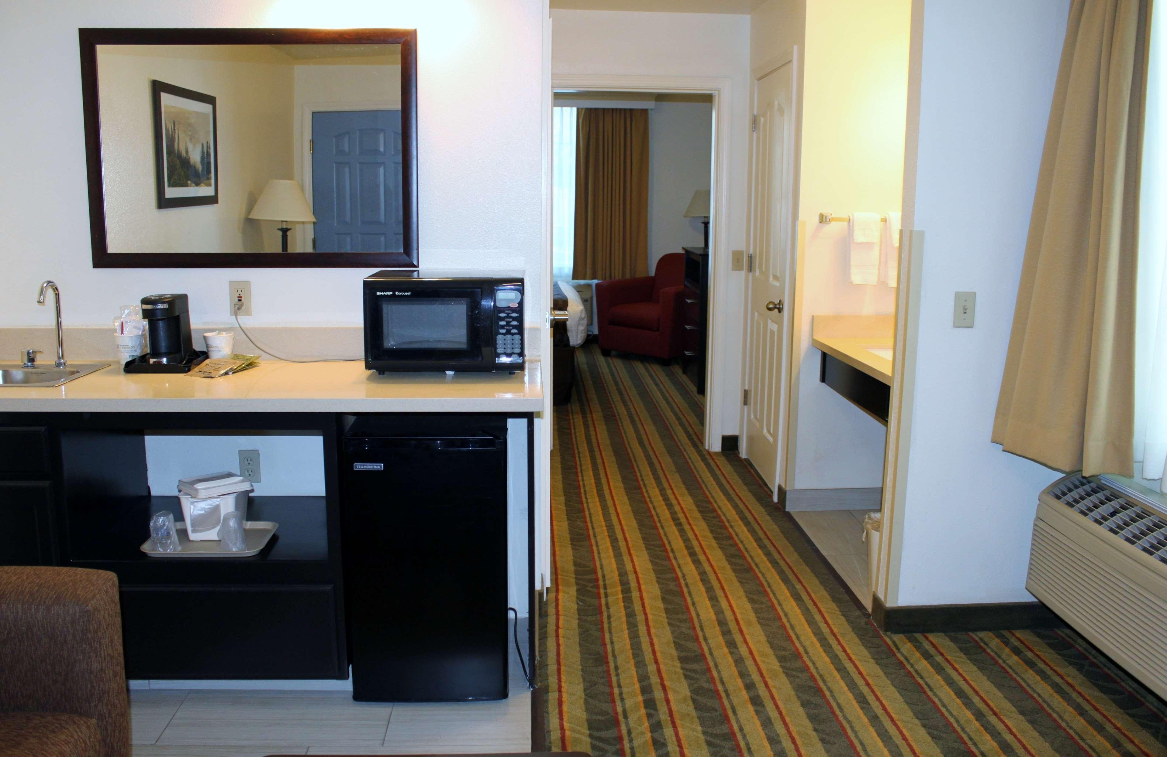 Best Western Plus Moose Jaw Exterior photo