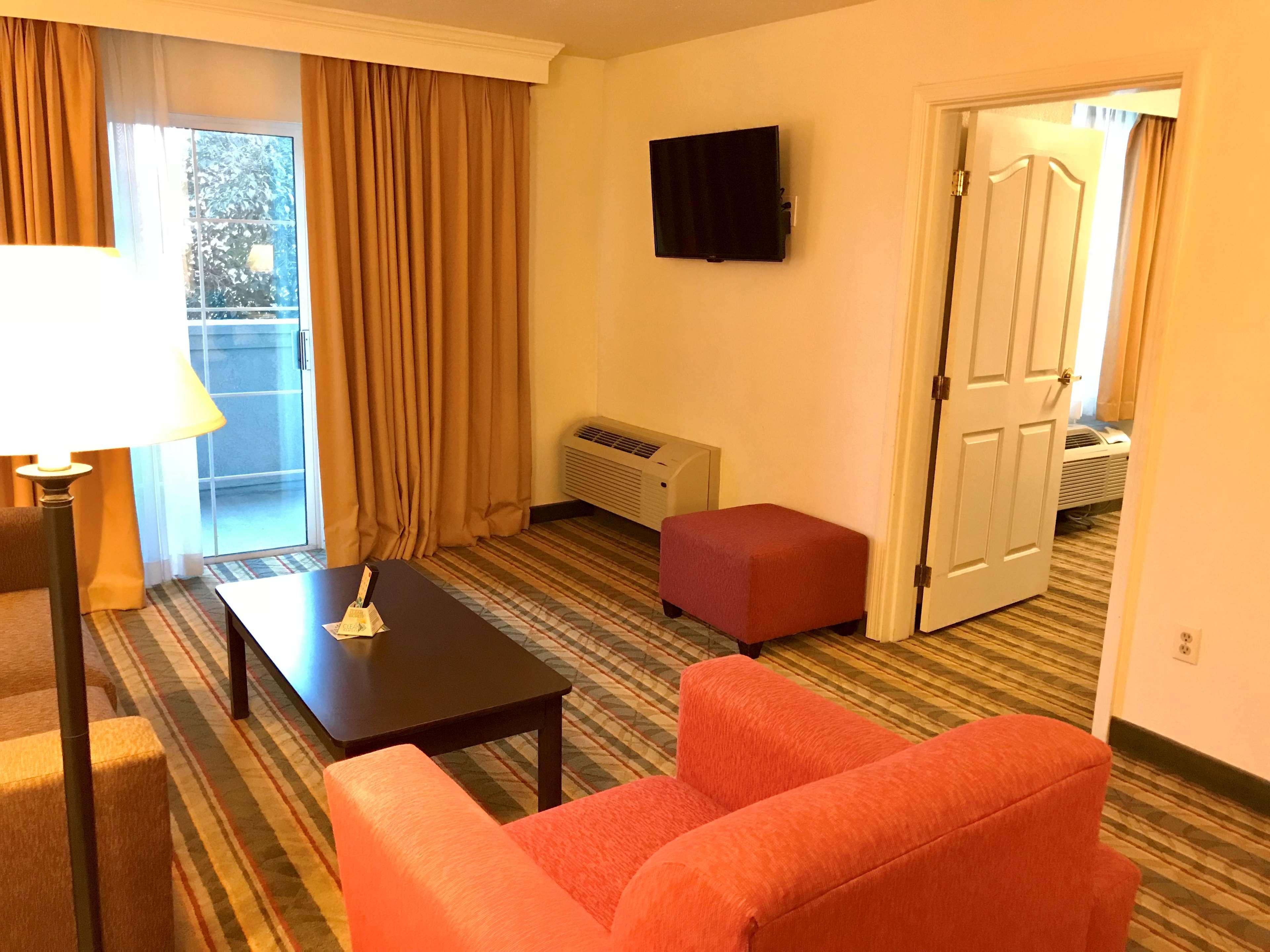 Best Western Plus Moose Jaw Exterior photo