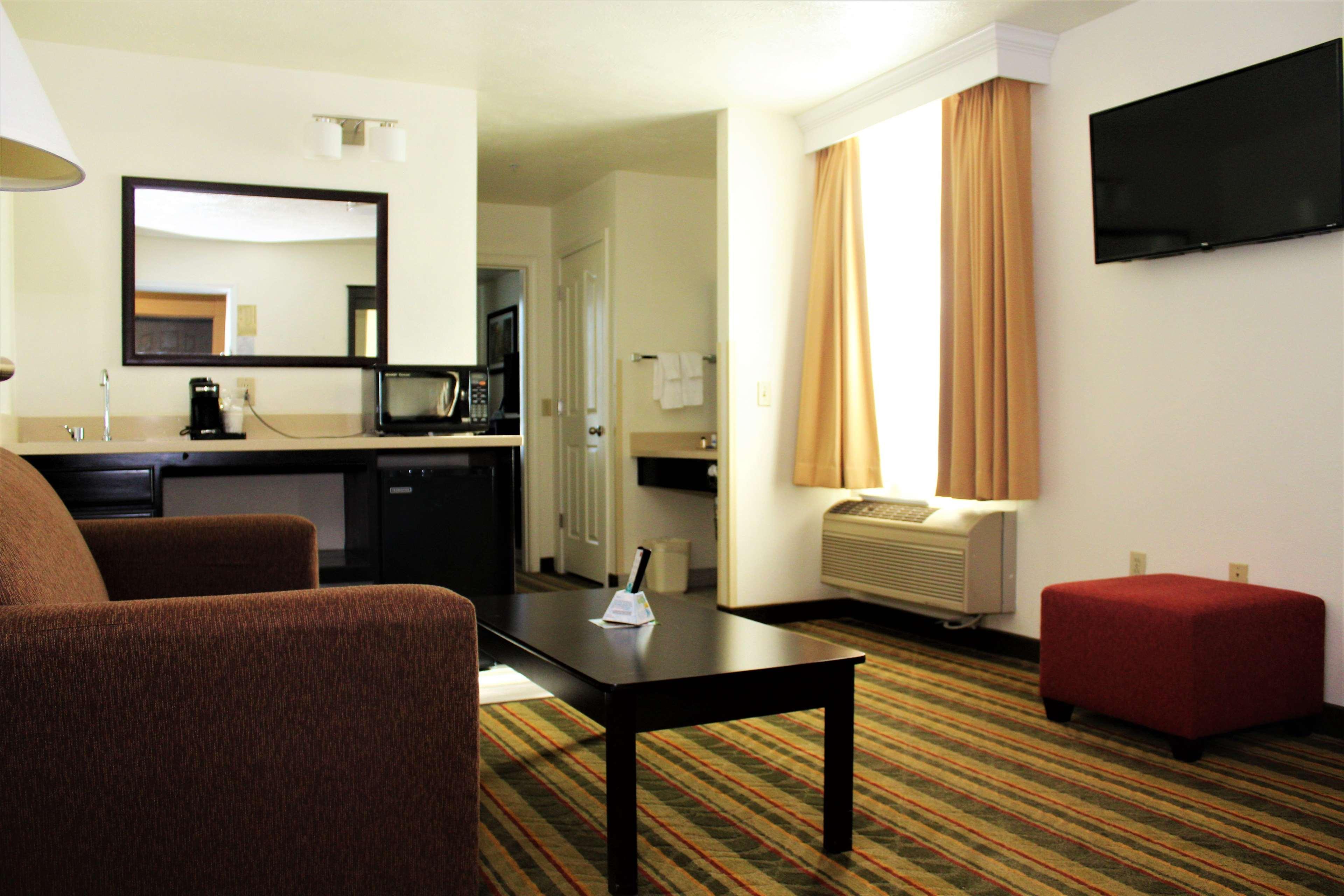 Best Western Plus Moose Jaw Exterior photo