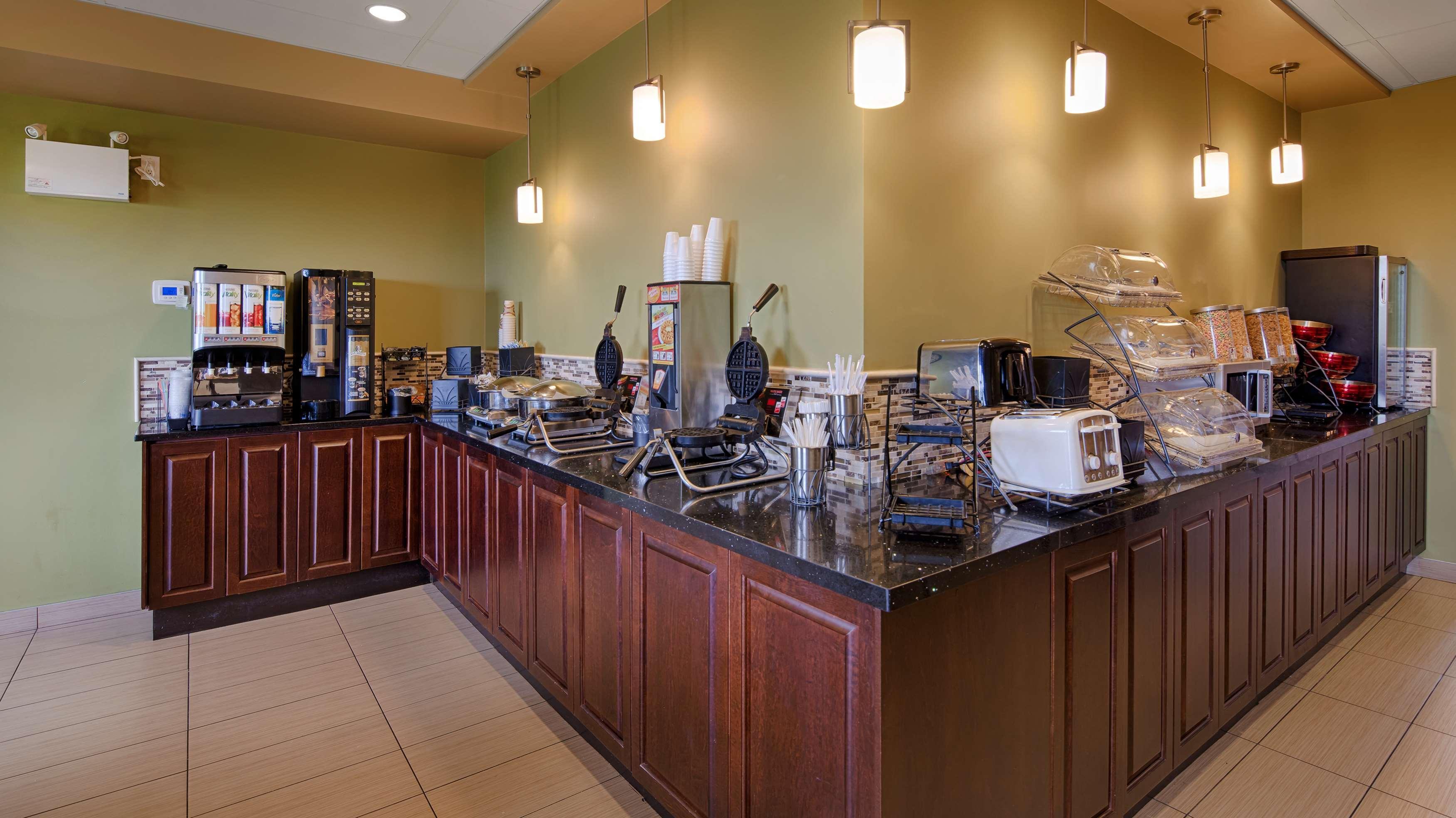 Best Western Plus Moose Jaw Exterior photo