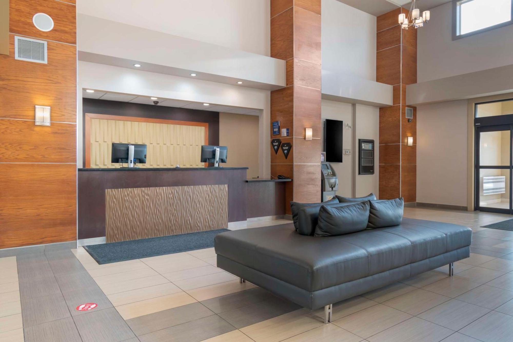Best Western Plus Moose Jaw Exterior photo