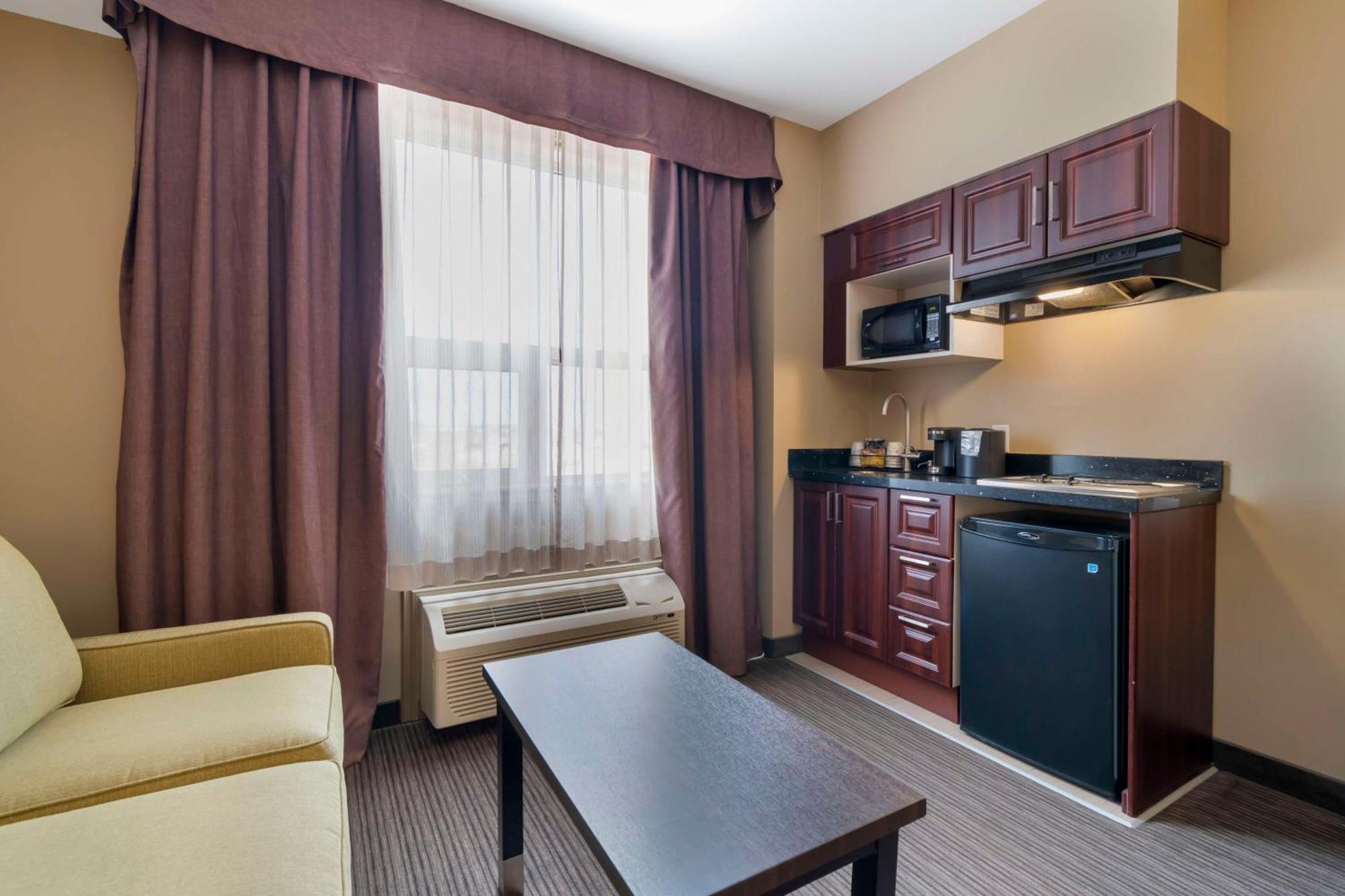 Best Western Plus Moose Jaw Exterior photo