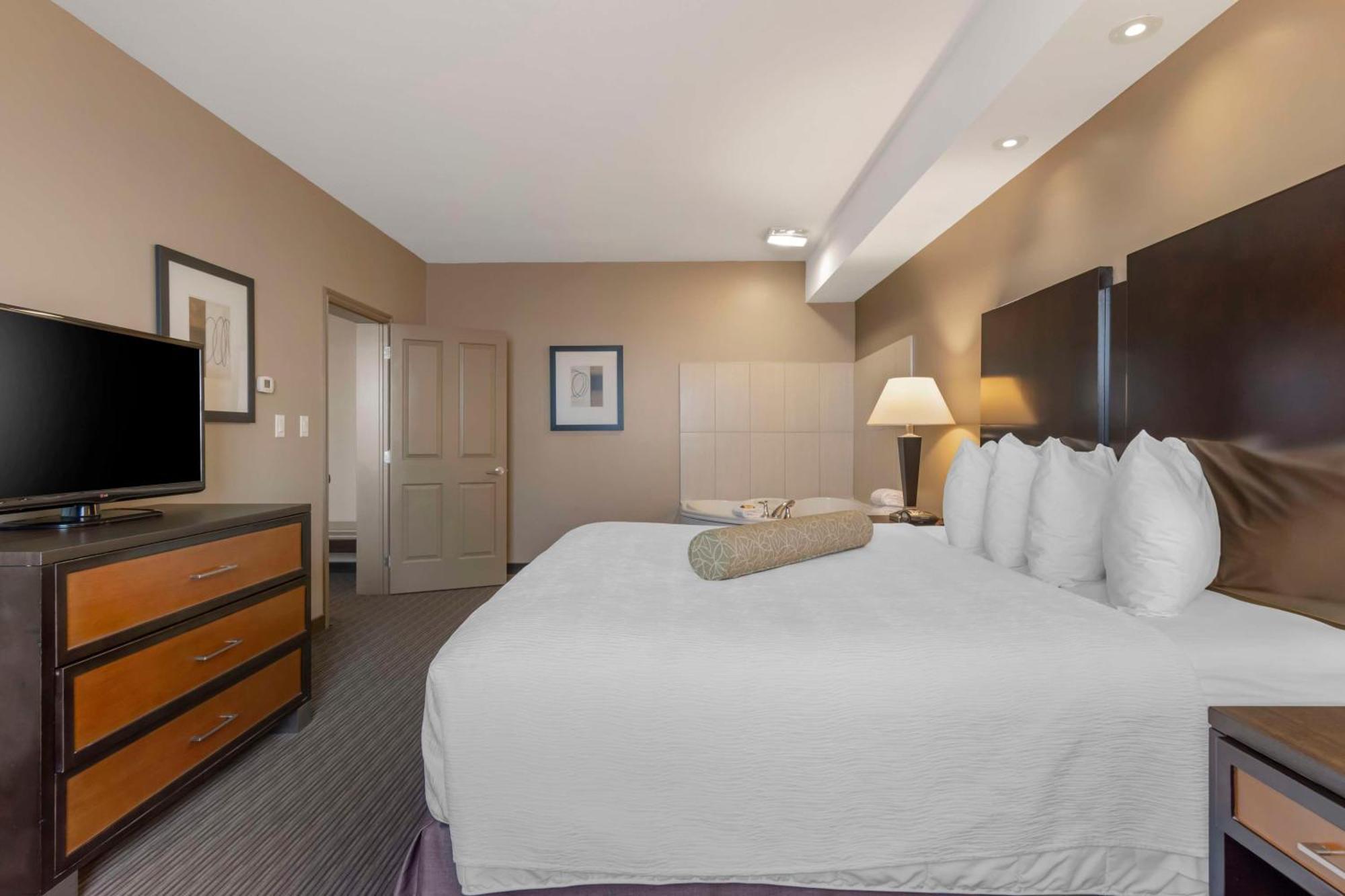 Best Western Plus Moose Jaw Exterior photo